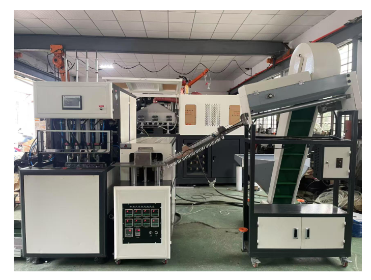 1.5L semi automatic bottle blowing machine main view